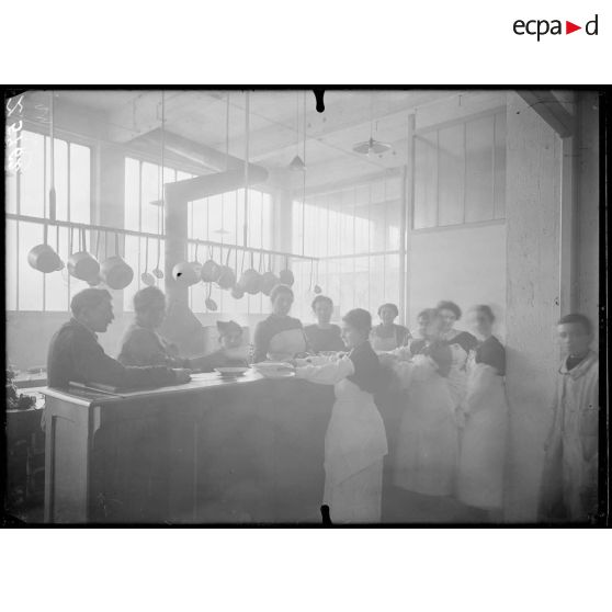 Issy-les-Moulineaux. Usine SEV, magnétos et dynamos. La cuisine. [légende d'origine]