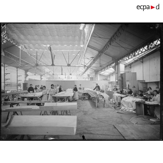 Issy-les-Moulineaux. Ateliers Caudron. L'entoilage des ailes d'avions. [légende d'origine]