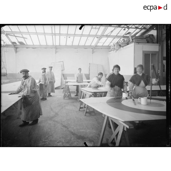 Issy-les-Moulineaux. Ateliers Caudron. Peinture des ailes d'avions. [légende d'origine]