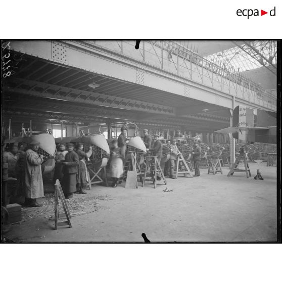 Issy-les-Moulineaux. Ateliers Caudron. Vernissage des fuselages d'avions. [légende d'origine]