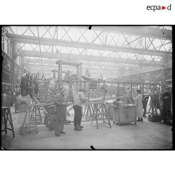 Billancourt. Usine Salmson. Equipement d'une carcasse d'avion. [légende d'origine]