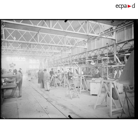 Billancourt. Usine Salmson. Cellules d'avions à l'entoilage. [légende d'origine]