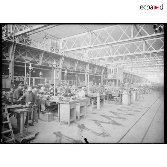 Billancourt. Usine Salmson. Fabrication des tendeurs. [légende d'origine]