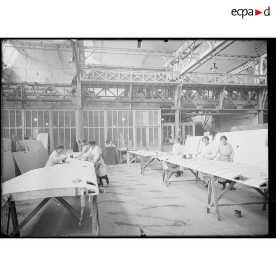 Billancourt. Usine Salmson. L'entoilage des ailes. [légende d'origine]