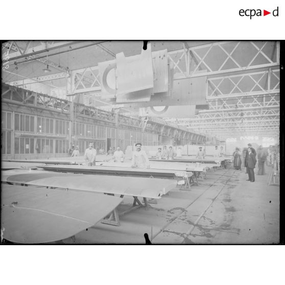 Billancourt. Usine Salmson. Emaillage et camouflage des ailes. [légende d'origine]