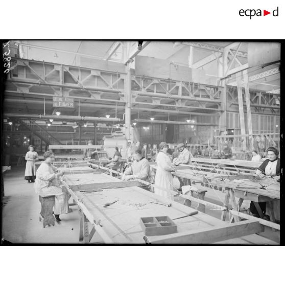 Billancourt. Usine Salmson. Montage des tendeurs. [légende d'origine]