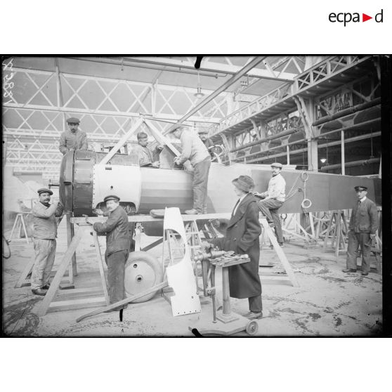 Billancourt. Usine Salmson. Avion blindé. [légende d'origine]