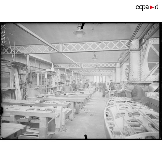 Billancourt. Usine Salmson. La menuiserie, les nervures. [légende d'origine]