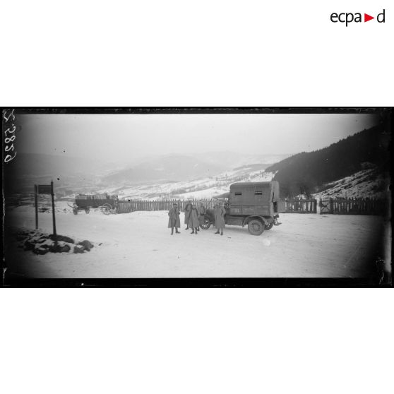 En Alsace. Voiture de la SPCA sur la route. [légende d'origine]