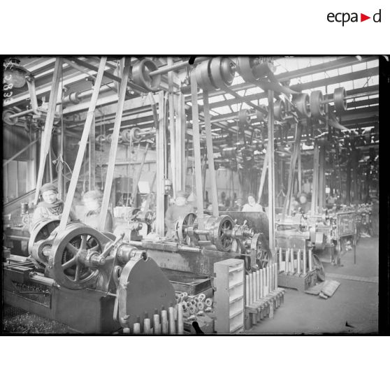 Billancourt (Seine). Usine Salmson. Atelier des tours, arbres de manivelles. [légende d'origine]