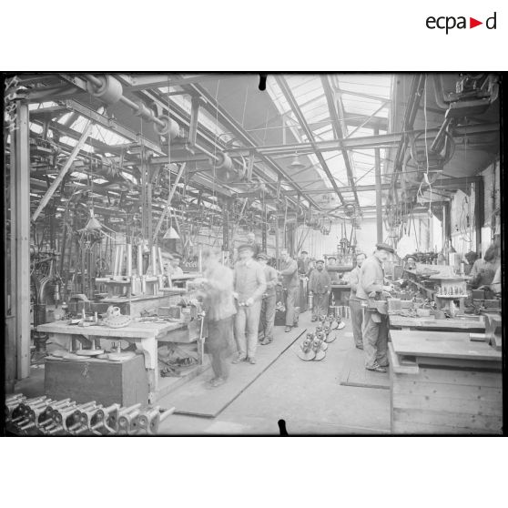 Billancourt (Seine). Usine Salmson. Ajustage des bielles maîtresses. [légende d'origine]