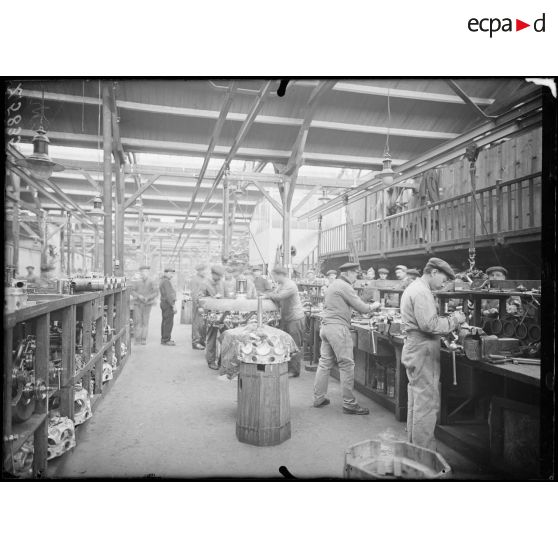 Billancourt (Seine). Usine Salmson. Atelier des moteurs, montage des moteurs. [légende d'origine]