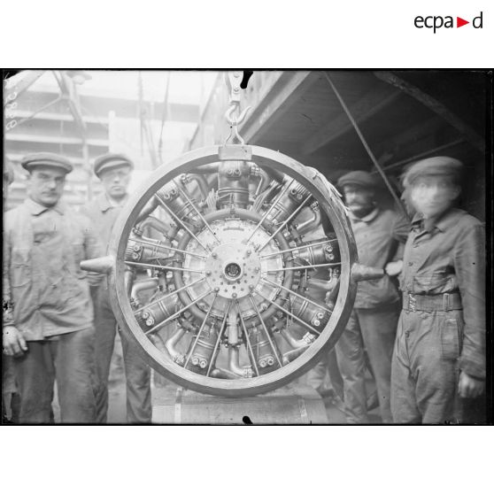 Billancourt (Seine). Usine Salmson. Moteur Canton-Unné 260 HP 1600 tours, 225 kgs. [légende d'origine]