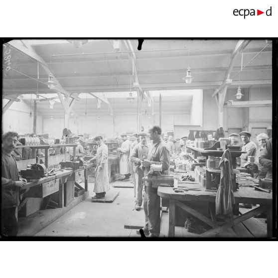 Billancourt (Seine). Usine Salmson. Atelier des magnétos : ensemble du montage. [légende d'origine]