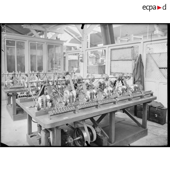Billancourt (Seine). Usine Salmson. Banc d'essai de magnétos avec pointeaux de contrôle d'étincelles. [légende d'origine]