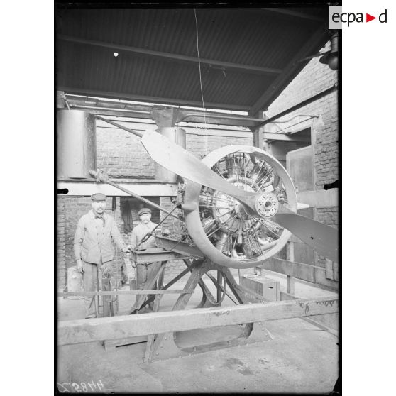 Billancourt (Seine). Usine Salmson. Epreuve de résistance d'un moteur au banc d'essai. [légende d'origine]