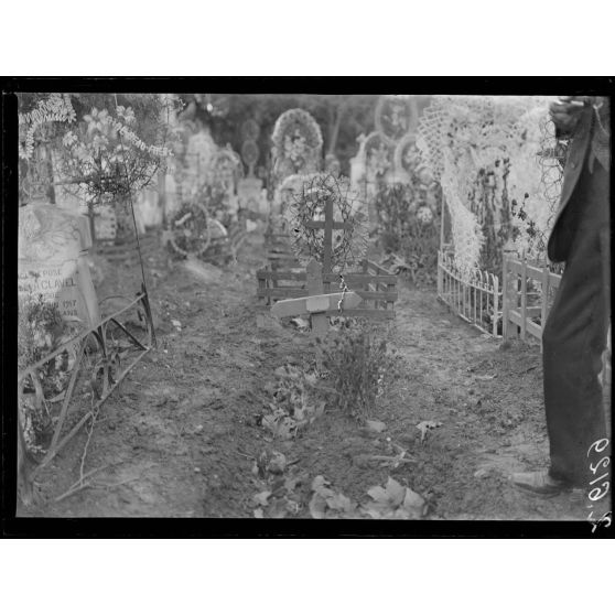 Avignon. Au cimetière. Tombes de militaires bulgares. Tombe de Ivanov Vandehv Anguel. [légende d'origine]