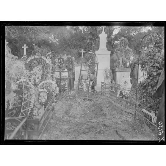 Avignon. Au cimetière. Tombes de militaires bulgares. Tombe de Philpoff Ivan. [légende d'origine]