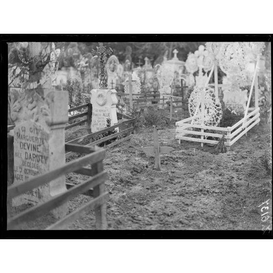 Avignon. Au cimetière. Tombes de militaires bulgares. Tombe de Rusinoff George. [légende d'origine]