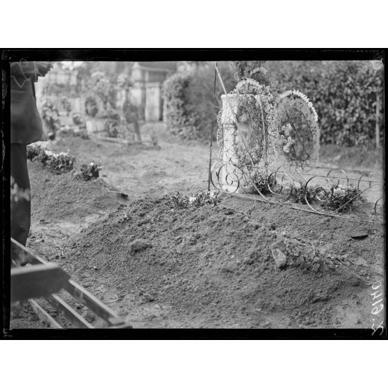 Avignon. Au cimetière. Tombes de militaires bulgares. Tombe de Parrid Jeb Rachanin. [légende d'origine]