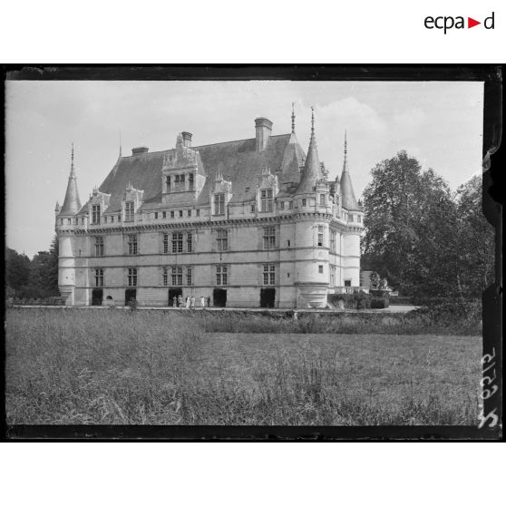 Documents archives. [légende d'origine]