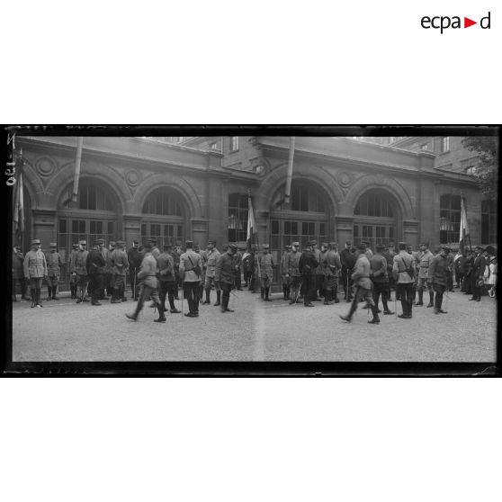 Remise de décorations à l'hôpital Rollin à Paris le 15 août 1915. [légende d'origine]