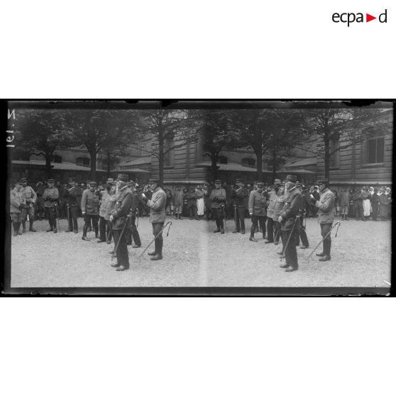 Remise de décorations à l'hôpital Rollin à Paris le 15 août 1915. [légende d'origine]