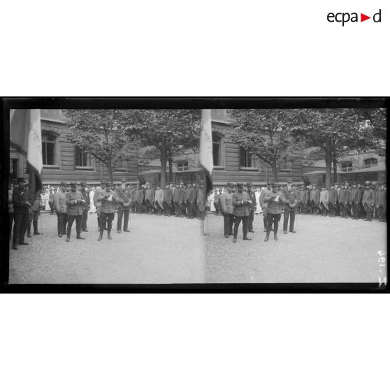 Remise de décorations à l'hôpital Rollin à Paris le 15 août 1915. [légende d'origine]