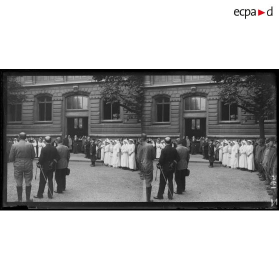 Remise de décorations à l'hôpital Rollin à Paris le 15 août 1915. [légende d'origine]