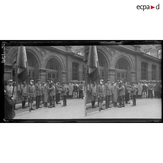 Remise de décorations à l'hôpital Rollin à Paris le 15 août 1915. [légende d'origine]