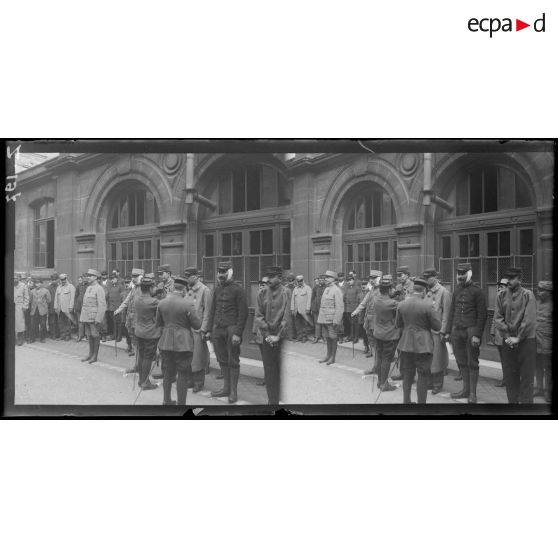Remise de décorations à l'hôpital Rollin à Paris le 15 août 1915. [légende d'origine]