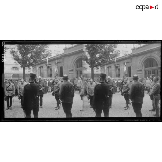 Remise de décorations à l'hôpital Rollin à Paris le 15 août 1915. [légende d'origine]