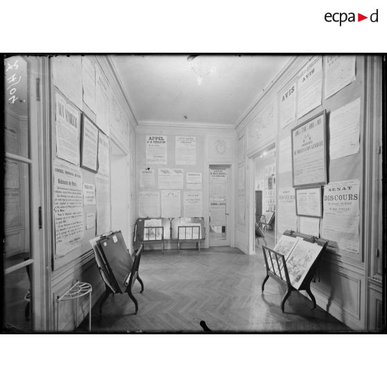 Paris. Musée Leblanc. Vestibule, affiches officielles. [légende d'origine]