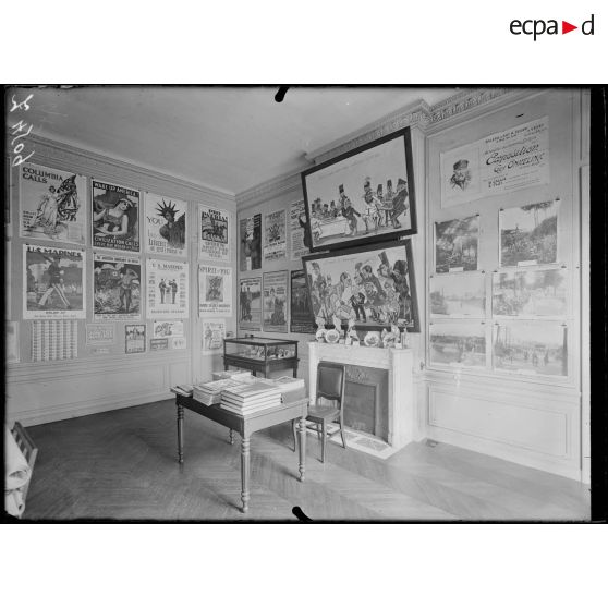 Paris. Musée Leblanc. Salle des affiches des alliés. [légende d'origine]