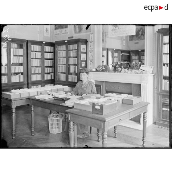 Paris. Musée Leblanc. Bibliothèque française. [légende d'origine]