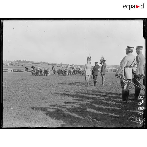 Souilly (Meuse). Revue des troupes de Verdun par le président de la République et S.M. le roi des belges. Le défilé des troupes. [légende d'origine]