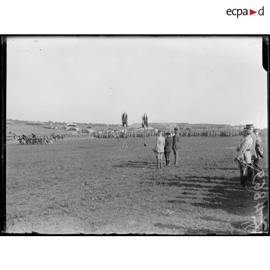 Souilly (Meuse). Revue des troupes de Verdun par le président de la République et S.M. le roi des belges. Le défilé. [légende d'origine]