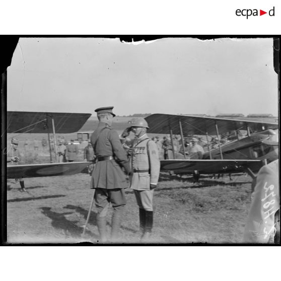 Souilly (Meuse). Revue des troupes de Verdun par le président de la République et S.M. le roi des belges. Le roi des belges décore un officier. [légende d'origine]
