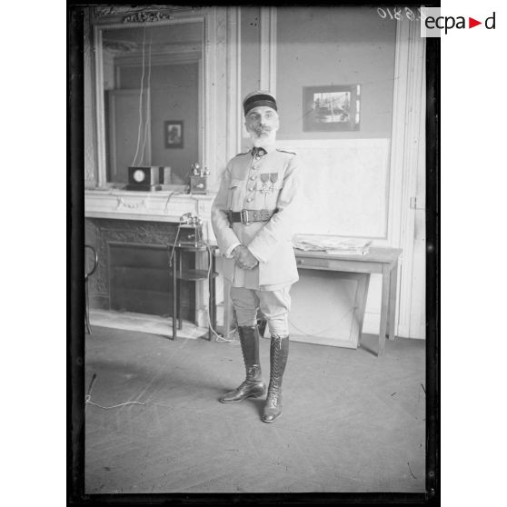 Paris. Visite d'une mission médicale espagnole. Le médecin major Vidal. [légende d'origine]