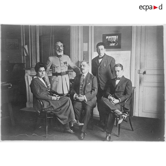 Paris. Visite d'une mission médicale espagnole. Les membres de la mission, derrière, le médecin major Vidal. [légende d'origine]