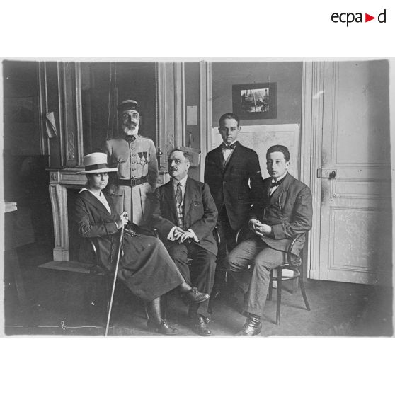 Paris. Visite d'une mission médicale espagnole. Les membres de la mission et le médecin major Vidal. [légende d'origine]