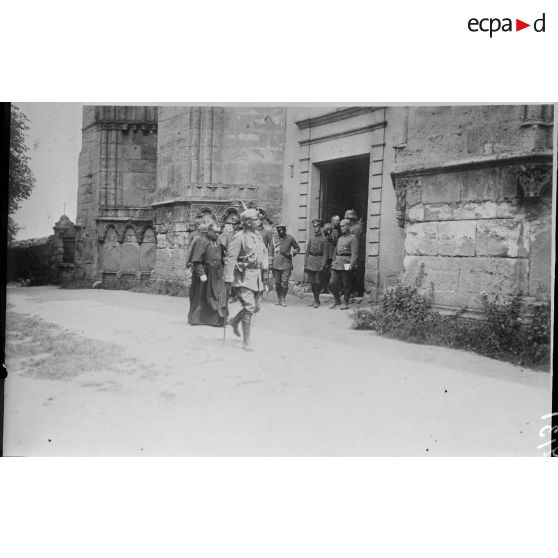 [Mont-Notre-Dame. Guillaume II devant l'église.]