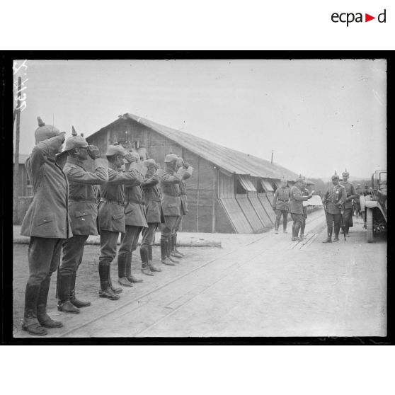[Mont-Notre-Dame. Le Kaiser Guillaume II en visite à l'hôpital militaire.]