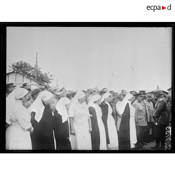 [Mont-Notre-Dame. Le Kaiser Guillaume II en visite à l'hôpital militaire.]