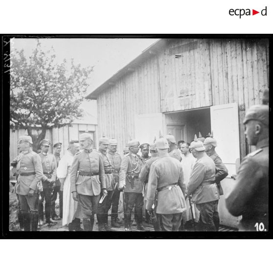 [Mont-Notre-Dame. Le Kaiser Guillaume II en visite à l'hôpital militaire.]