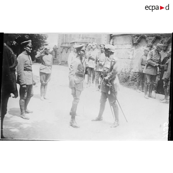 [Mont-Notre-Dame. Le Kaiser Guillaume II devant l'église avec ses officiers.]