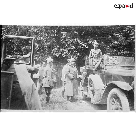 [Le Kaiser Guillaume II en visite à Mont-Notre-Dame.]