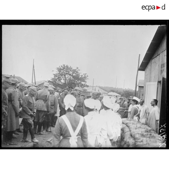 [Mont-Notre-Dame. Le Kaiser Guillaume II en visite à l'hôpital militaire.]