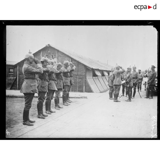[Mont-Notre-Dame. Le Kaiser Guillaume II en visite à l'hôpital militaire.]