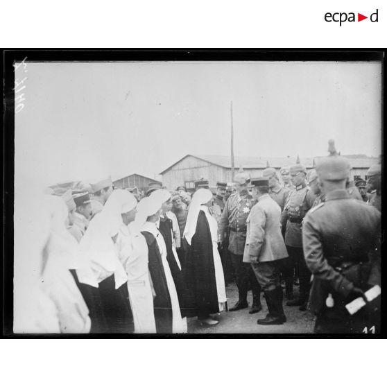 [Mont-Notre-Dame. Le Kaiser Guillaume II en visite à l'hôpital militaire.]